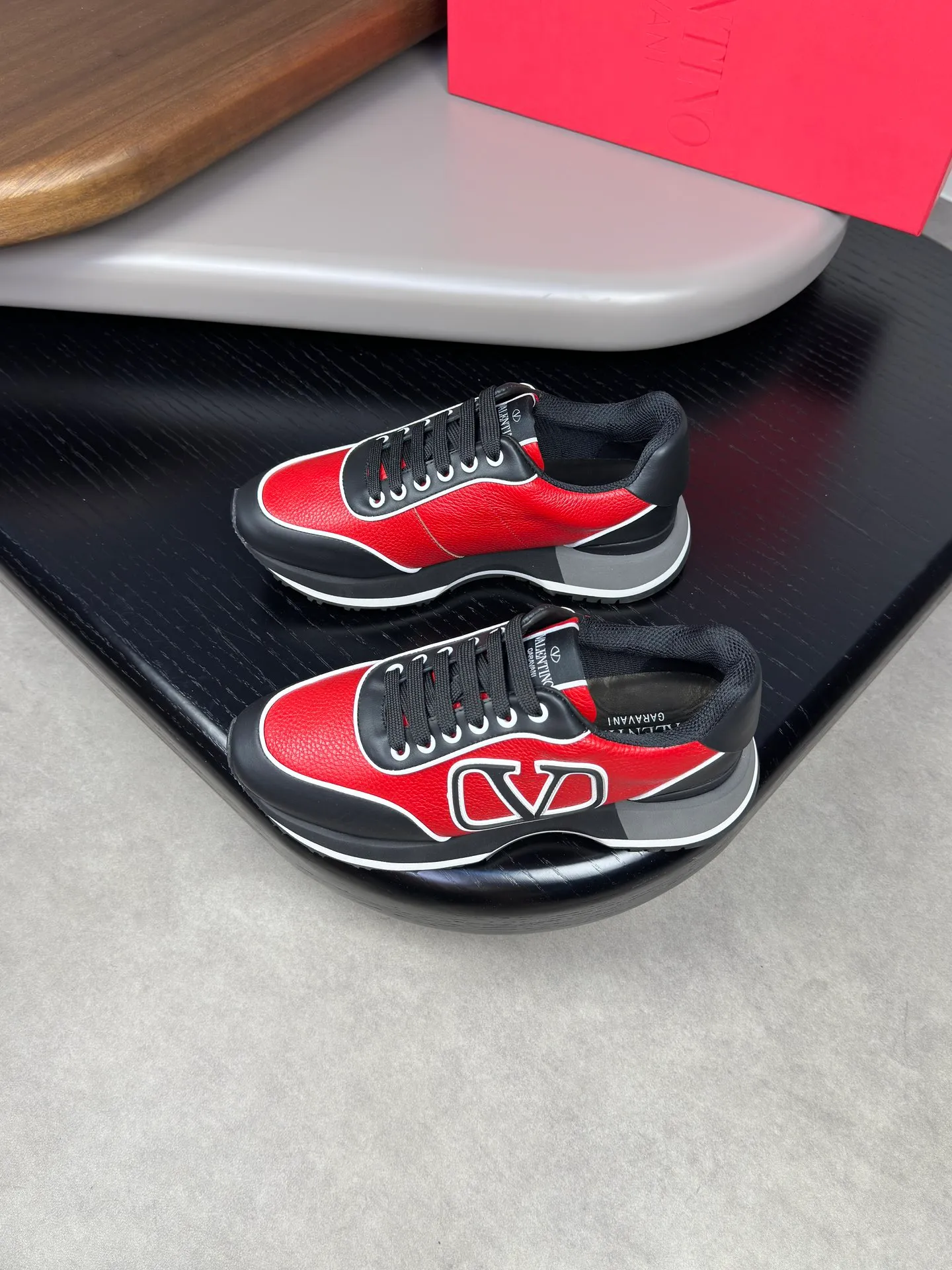 [VALENTINO] Valentino men's shoes 💰500💰 - High-end quality original order - Upper: 🔝 Nappa calf leather, tumbled calf leather, sewn brand plastic totem - Lining: brand mesh canvas, foot pad; water-dyed cow leather - Outsole: multi-color wear-resistant velvet·rubber; combined molded outsole -Super high quality control·Fine workmanship: highlighted (high-end·luxury·grade) -Size :38-44 (45 can be customized)·3300